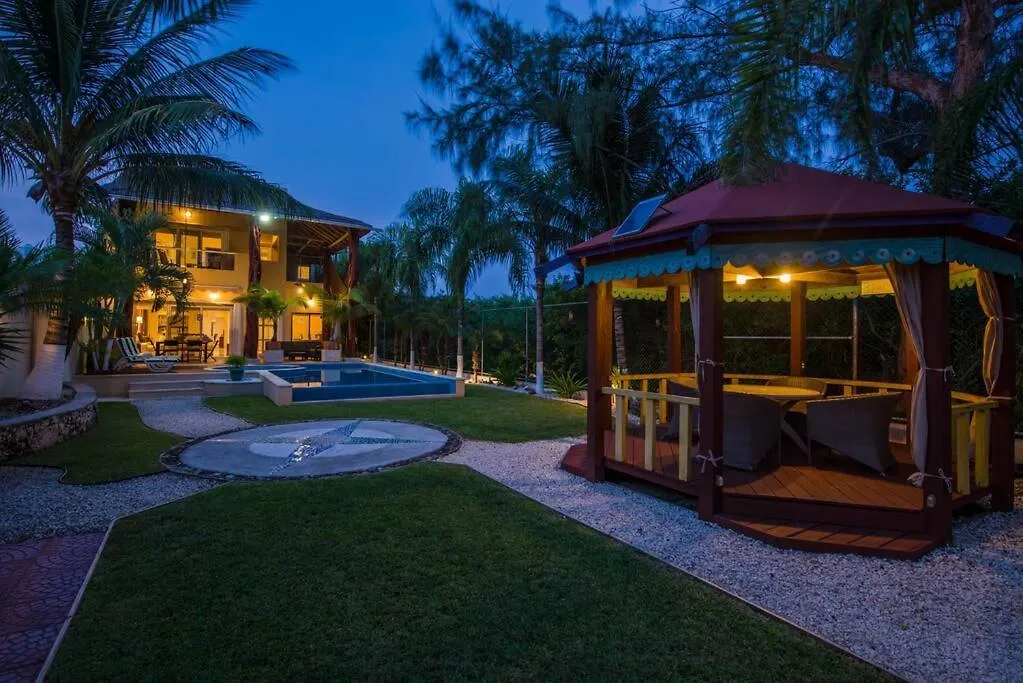 Willa Cheerful Beach Front 3 Bedrooms Houselongo Isla Mujeres
